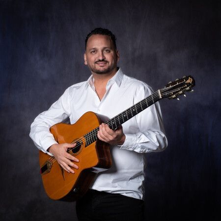 Mozes Rosenberg holding guitar